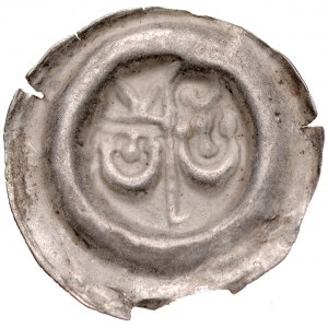 Brakteat guziczkowy II poł. XIII w., nieokreślona dzielnica, Av.: Dwie głowy, rozdzielone pastorałem.