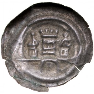 Button bracteate 2. polovica 13. storočia, bližšie neurčený okres, Av: Fragment múru s bránou, nad ňou veža, po stranách veže.