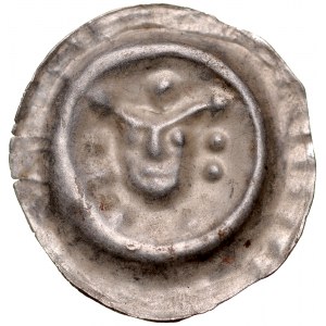Brakteat guziczkowy II poł. XIII w., nieokreślona prowincja, Av.: Głowa w koronie?, po bokach po trzy kropki, dookoła obrzeża kropki.