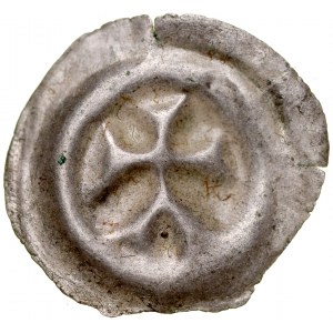 Button bracteate 2. polovina 13. století, blíže neurčený okres, Av: Kříž podepřený na trámu.