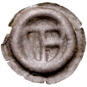 Button brakteat, Av.: teutonský štít, kříž na štítu s jedním příčným břevnem. RRR.