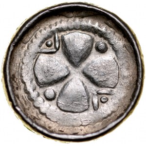Denar krzyżowy XI w., Av.: Krzyż kawalerski, Rv.: Mały krzyżyk, między ramionami po dwie kropki.