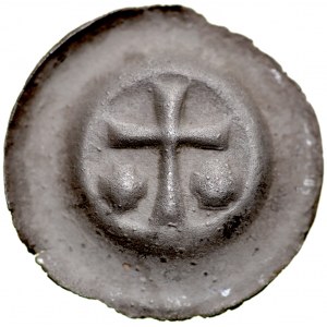Brakteat guziczkowy, Av.: Krzyż łaciński, po bokach dwa masywne krzyżyki.