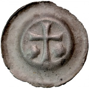 Button brakteat, Av: Latin cross, two massive crosses on the sides.