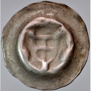 Knopfbrakteat, Av.: Teutonischer Schild, an den Seiten auf dem Schaft ein großer Punkt, die Ecken des Schildes mit einem großen Punkt bedeckt.