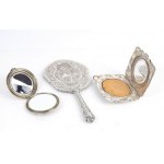 Lot consisting of two powder compact and a silver hand mirror - 1930s - 1950s
