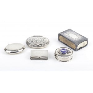 Lot consisting of four small boxes and a silver matchbox - late 19th early 20th century