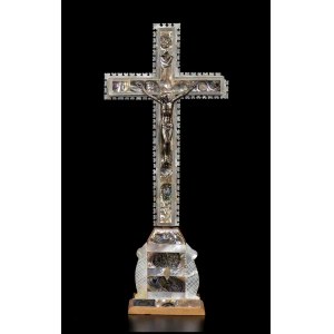 Crucifix in mother of pearl (Pinctada Maxima)
