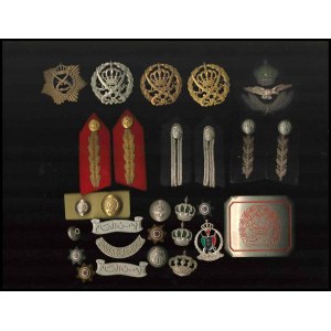 JORDAN Lot of collar tabs, metal badges and a belt buckle