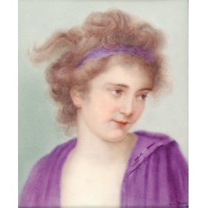 Plakieta porcelanowa z portretem kobiety w fioletowej bluzce, w ramce drewnianej