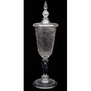 Broušený pohár s víčkem v barokním stylu