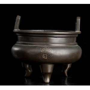 A BRONZE TRIPOD INCENSE BURNER