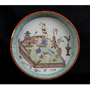 A POLYCHROME ENAMELED PORCELAIN CIRCULAR TRAY