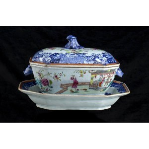 A ‘FAMILLE ROSE’ PORCELAIN TUREEN WITH TRAY AND COVER