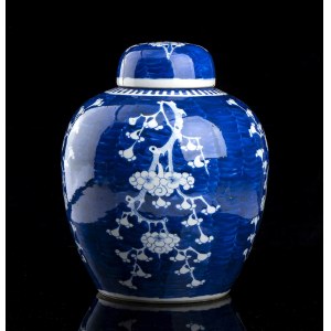 A ‘BLUE AND WHITE’ PORCELAIN GINGER JAR AND COVER