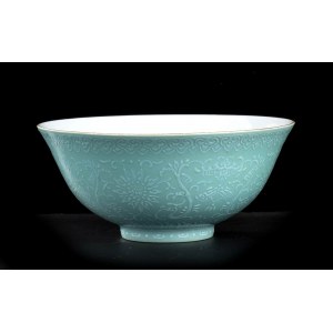 A SLIP-DECORATED TURQUOISE GROUND AND IRON RED PAINTED PORCELAIN BOWL