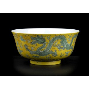 A GREEN AND YELLOW ENAMELED PORCELAIN ‘DRAGON’ BOWL