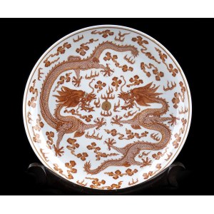 AN IRON RED PAINTED AND GILT PORCELAIN LARGE ‘DRAGON’ DISH