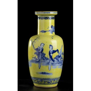A YELLOW GROUND AND ‘BLUE AND WHITE’ PORCELAIN BALUSTER VASE