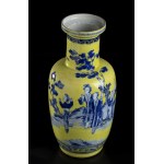 A YELLOW GROUND AND ‘BLUE AND WHITE’ PORCELAIN BALUSTER VASE
