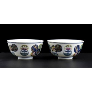 A PAIR OF POLYCHROME ENAMELED PORCELAIN SMALL BOWLS