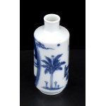 A 'BLUE AND WHITE' PORCELAIN SNUFF BOTTLE