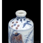 AN UNDERGLAZE BLUE AND COPPER RED PORCELAIN SNUFF BOTTLE