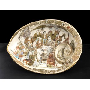 A POLYCHROME ENAMELED AND GILT ‘SATSUMA’ CERAMIC CONCHSHELL-SHAPED TRAY