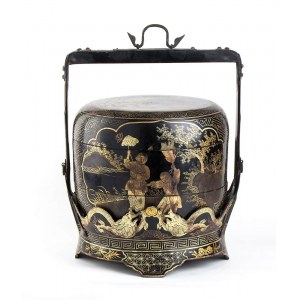 A LACQUERED AND GILT WOOD FOOD BOX