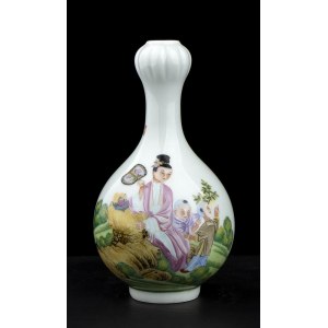 A POLYCHROME ENAMELED PORCELAIN GARLIC HEAD BOTTLE VASE