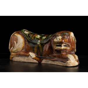 A SANCAI GLAZED CERAMIC LION SHAPED PILLOW