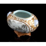 A POLYCHROME ENAMELED PORCELAIN SMALL CONTAINER