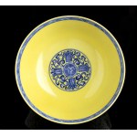 A YELLOW GROUND AND UNDERGLAZE BLUE ENAMELED PORCELAIN LARGE BOWL