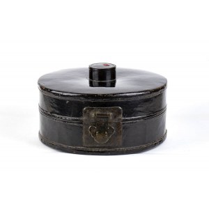 A LACQUERED WOOD CIRCULAR BOX WITH METAL HINGES