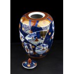 A POLYCHROME ENAMELED ‘KUTANI’ PORCELAIN JAR AND COVER