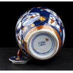 A POLYCHROME ENAMELED ‘KUTANI’ PORCELAIN JAR AND COVER