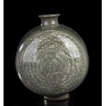 A WHITE SLIP INLAID AND CÉLADON GLAZED 'BUNCHEONG' CERAMIC CYLINDRICAL FLASK