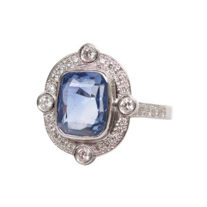 Ring with sapphire