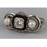 Ring mit Diamant, Onyx und Perlen