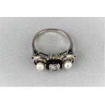 Ring mit Diamant, Onyx und Perlen