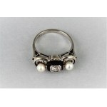 Ring with diamond, onyx and pearls