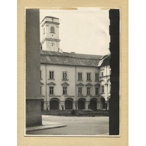 VILNO : courtyard named after. Piotr Skargi ; 193? 23.5x17 cm photograph. Photograph by unidentified author ...