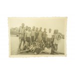 [II RP] Soubor fotografií týkajících se kádru klubu CRACOVIA z let 1937-39, soustředění v Kozienicích 15.-30.VIII.1937, zápas se Lvovem 29.V.1939, Cracovia - AKS 4.IX.1938.
