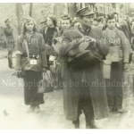 [VARŠAVSKÉ POVSTANIE] Unikátny album nemeckého dôstojníka, ktorý okrem iného obsahuje 12 fotografií vojakov a zdravotných sestier AK, ktorí sa po kapitulácii Varšavského povstania dostali do nemeckého zajatia.