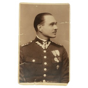 [55. peší pluk v Poznani] Dve fotografie 1. portrét poručíka 55 PP s plukovným odznakom a medailami, 2. skupinová fotografia z manévrov v roku 1928,