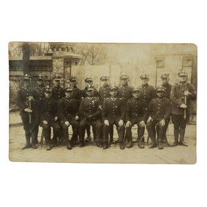 [57 Pułk Piechoty] Trzy fotografie: 1. grupowe z dwójką oficerów z odznaką pułkową, 2. sytuacyjne ze ślubu, 3. z małżonką w atelier, w mundurze z odznaką pułkową