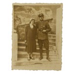 [57. Infanterieregiment] Drei Fotografien: 1. Gruppenfoto mit zwei Offizieren mit Regimentsabzeichen, 2. Situationsfoto von der Hochzeit, 3. mit Ehefrau im Atelier, in Uniform mit Regimentsabzeichen