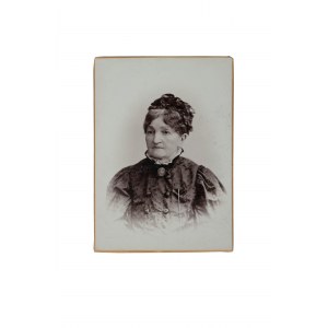 Fotografia kartonikowa Aleksandry z Dąbrowskich herbu Jastrzębiec [1823-1895] w stroju żałobnym z biżuterią, koniec XIXw. - Fotografia Teatrów w Warszawie M. PUSCH, f. 10,5 x 15cm