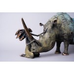 D.Z., Sitzende Figur mit Rhinozeros (Bronze, 80 cm breit)