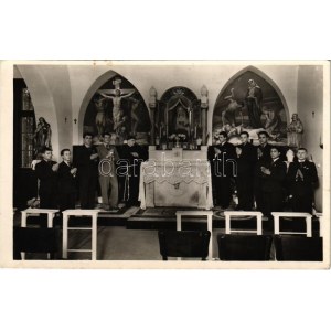 Budapest II. Golgotai kápolna kálváriai oltára a Szent Antal árvaház fiaival, belső. Hidegkúti út 117...